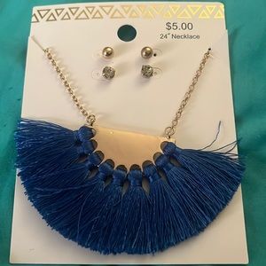 🎄$5 stocking stuffer special🎄Women’s 24 inch necklace & 2 pair of earrings